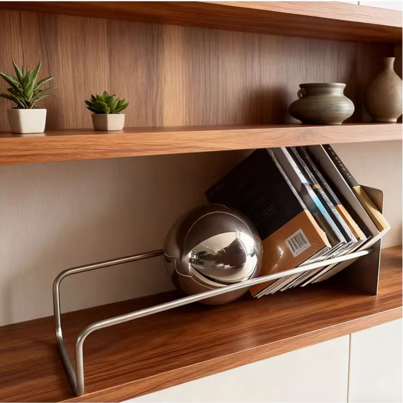Home Decor Magazine - Criativo desafiando estante meados do século